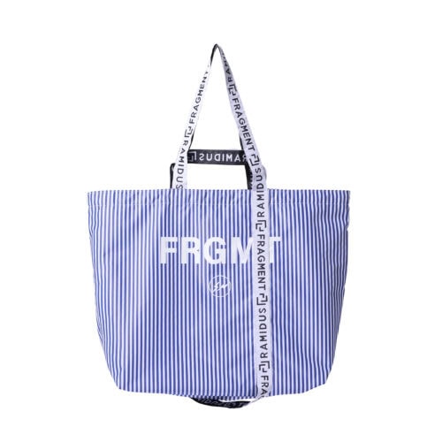 ブランドのアイコンにもなっている定番のRAMIDUS TOTE BAGが3サイズ展開。ほかにも斜め掛け・肩掛けに対応したダブルストラップの SHOULDER BAG、巾着シルエットで小慣れた手提げとして便利なDRAWSTRING POUCH の全5型をブラック、ブルーの2色でラインナップ。