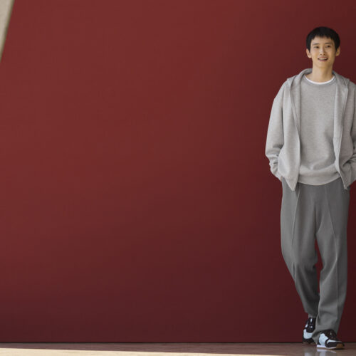 スピンドルコードをなくし、切り替えを活かしたポケットで見た目すっきりとしたミニマルな印象となっている。コットンブレンドの素材で、適度なハリとしなやかできれいな表情だ。