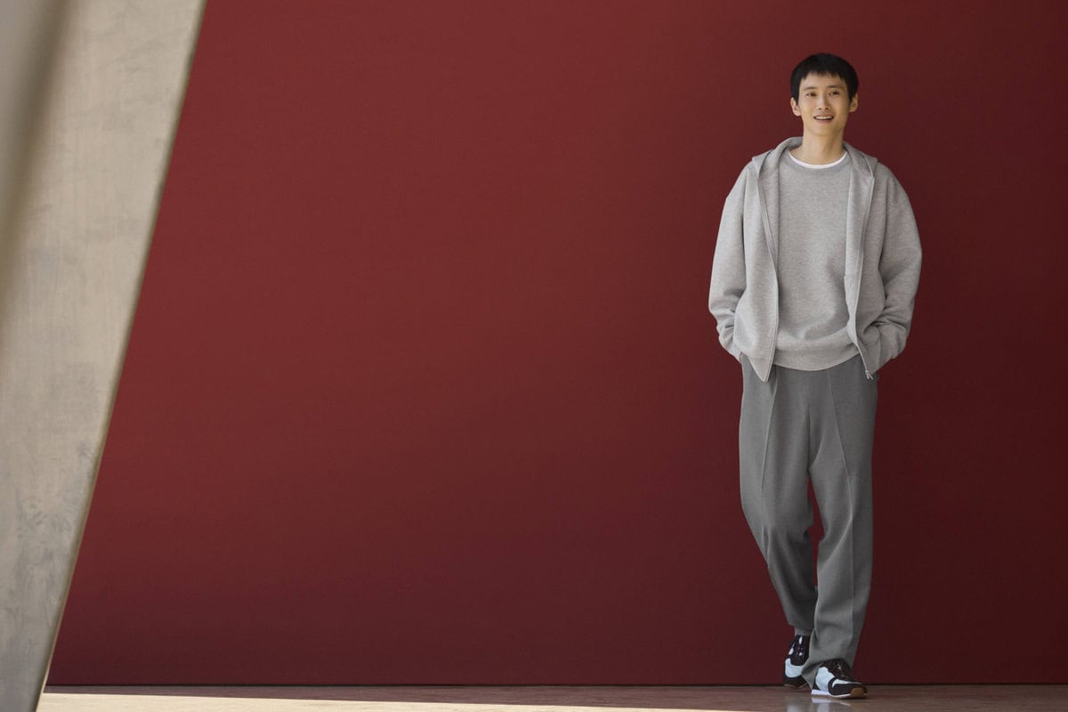 スピンドルコードをなくし、切り替えを活かしたポケットで見た目すっきりとしたミニマルな印象となっている。コットンブレンドの素材で、適度なハリとしなやかできれいな表情だ。