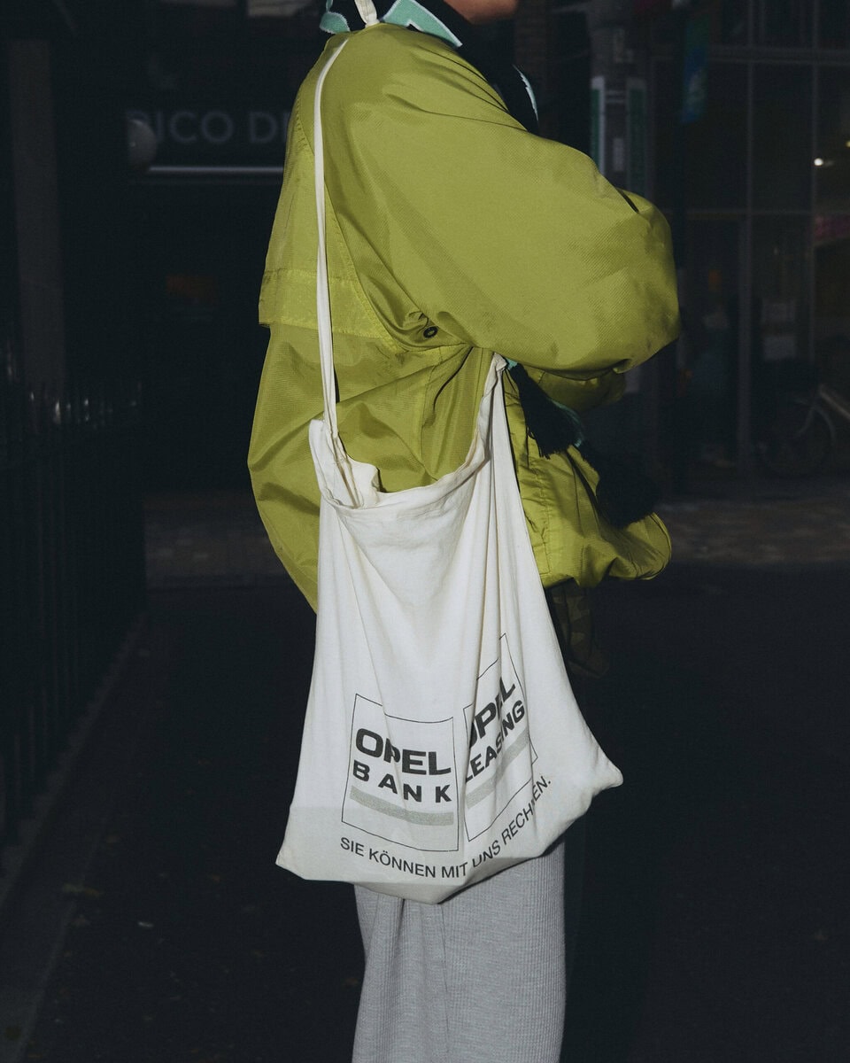 【スナップ】秋冬こそ蛍光色でパァーッと明るく!ブルゾン&マフラーに視線集中