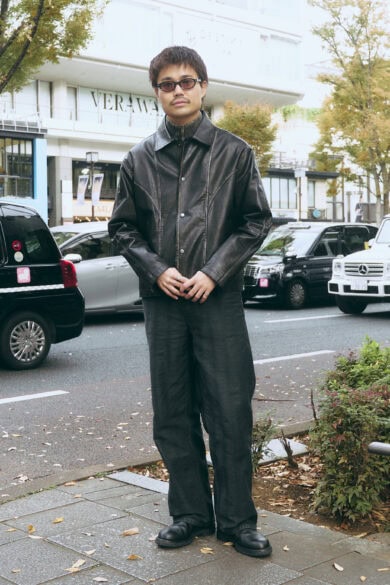 【スナップ】ネックがあるトップスにあえて襟付きのレザージャケットを合わせて