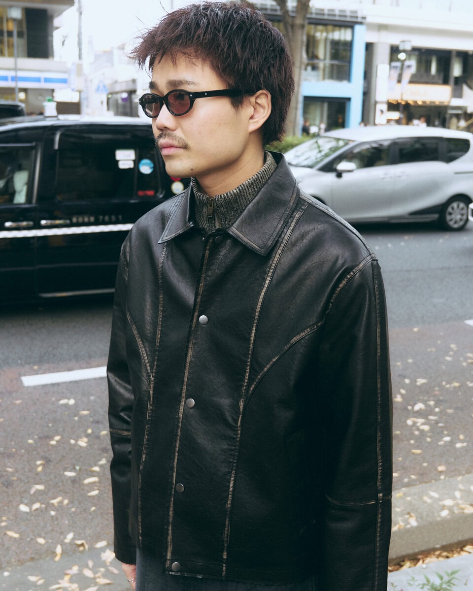 【スナップ】ネックがあるトップスにあえて襟付きのレザージャケットを合わせて