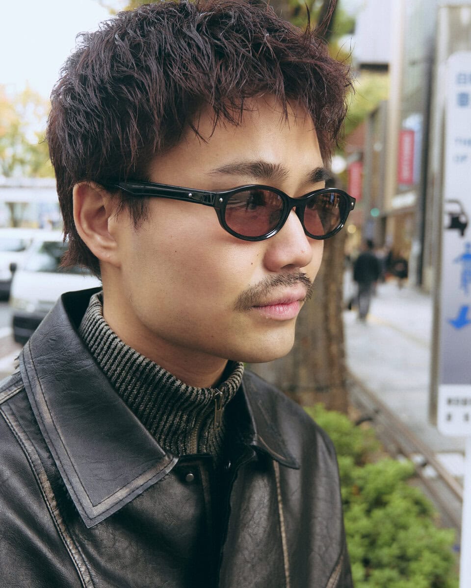 【スナップ】ネックがあるトップスにあえて襟付きのレザージャケットを合わせて