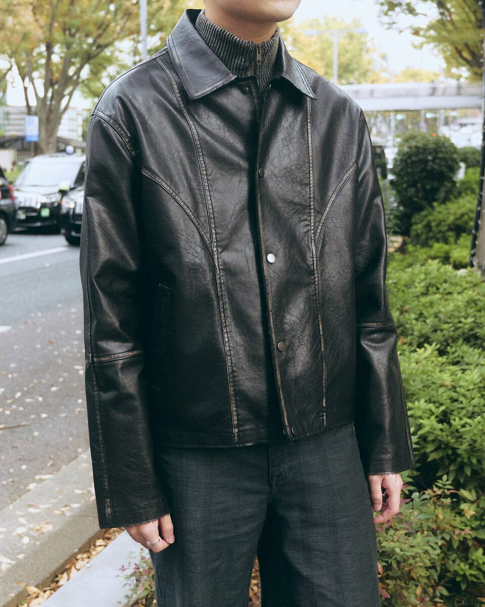 【スナップ】ネックがあるトップスにあえて襟付きのレザージャケットを合わせて