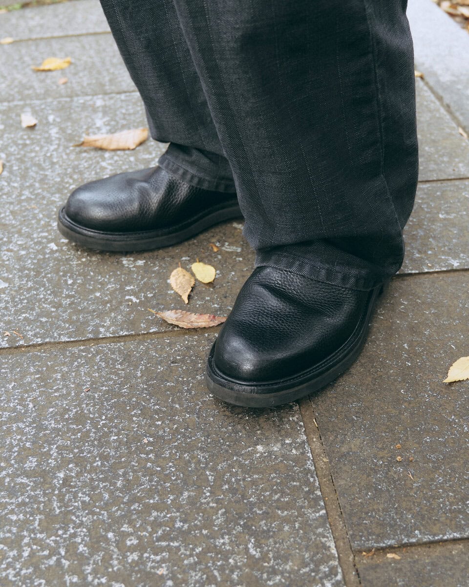 【スナップ】ネックがあるトップスにあえて襟付きのレザージャケットを合わせて