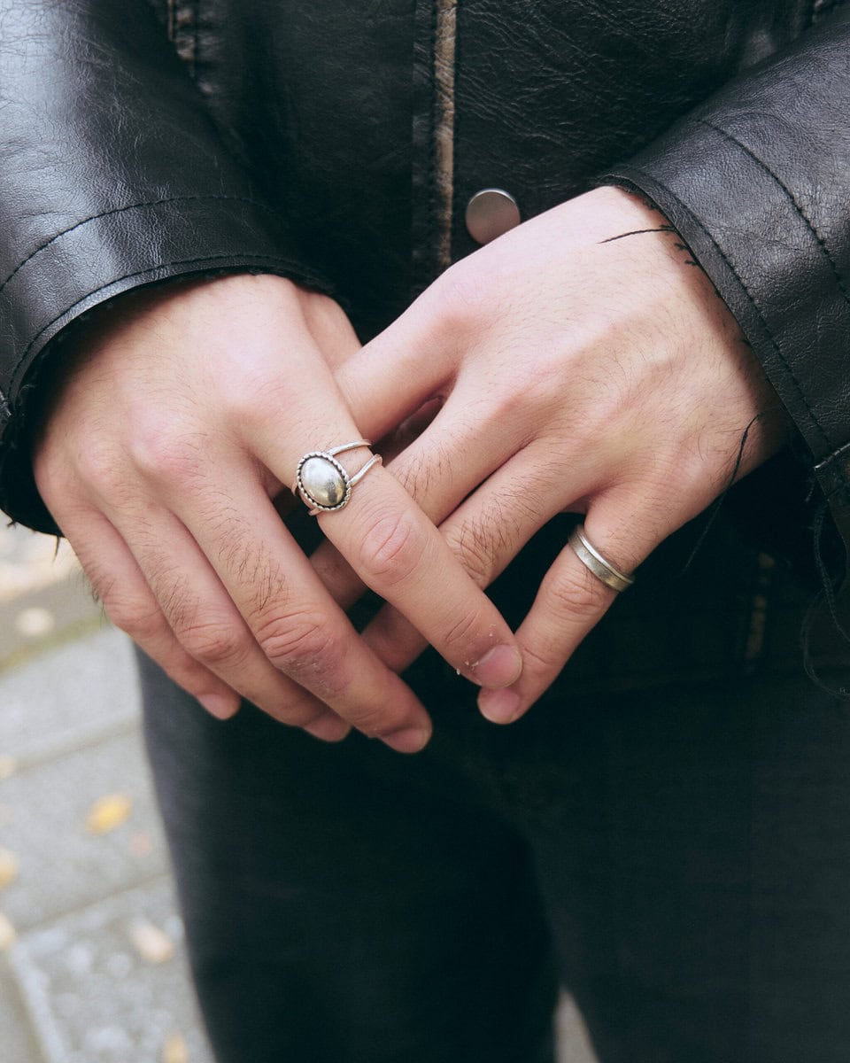 【スナップ】ネックがあるトップスにあえて襟付きのレザージャケットを合わせて