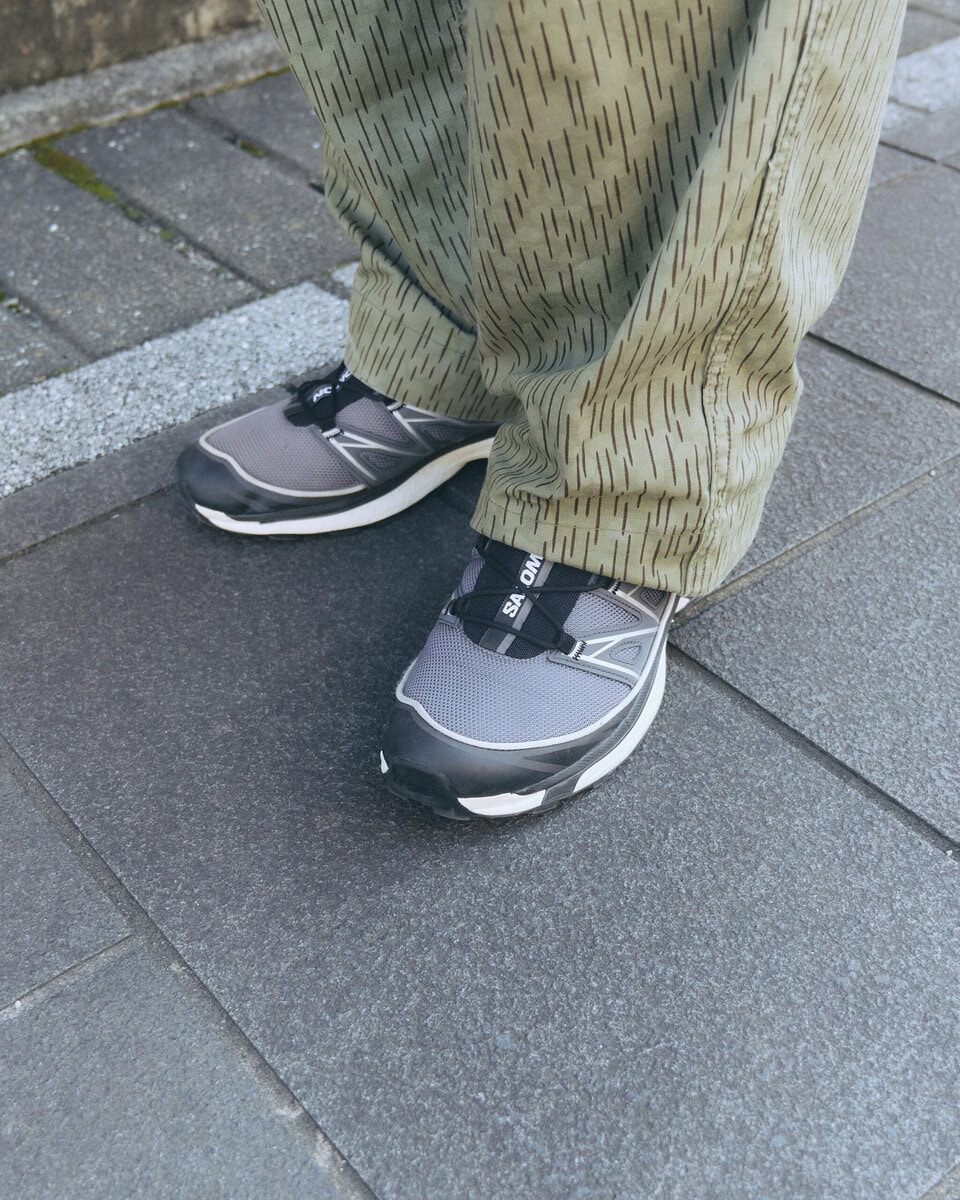 【スナップ】サロモンのスニーカーでジャケットスタイルを“着崩す”