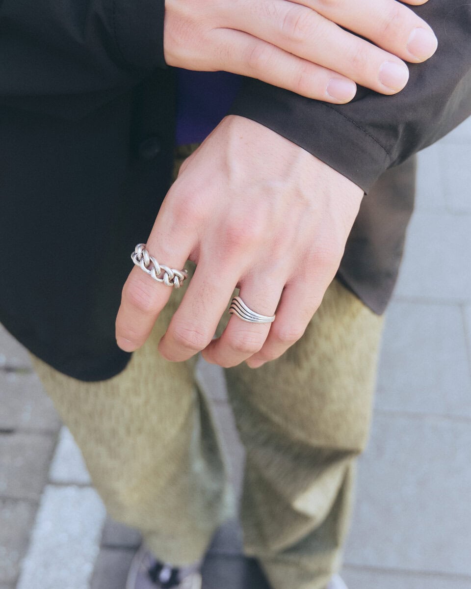 【スナップ】サロモンのスニーカーでジャケットスタイルを“着崩す”