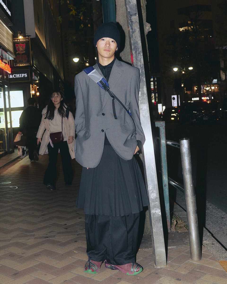 【スナップ】ボトムスにスカートを重ねてモード感をさらに演出