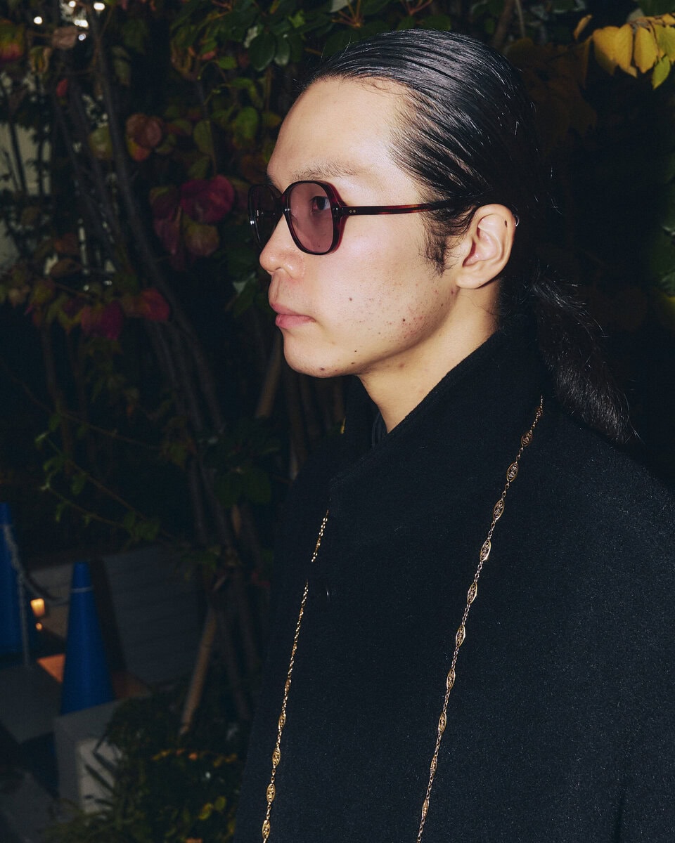 【スナップ】ネックレスをさらに際立たせるコートのボタン“全部閉め”