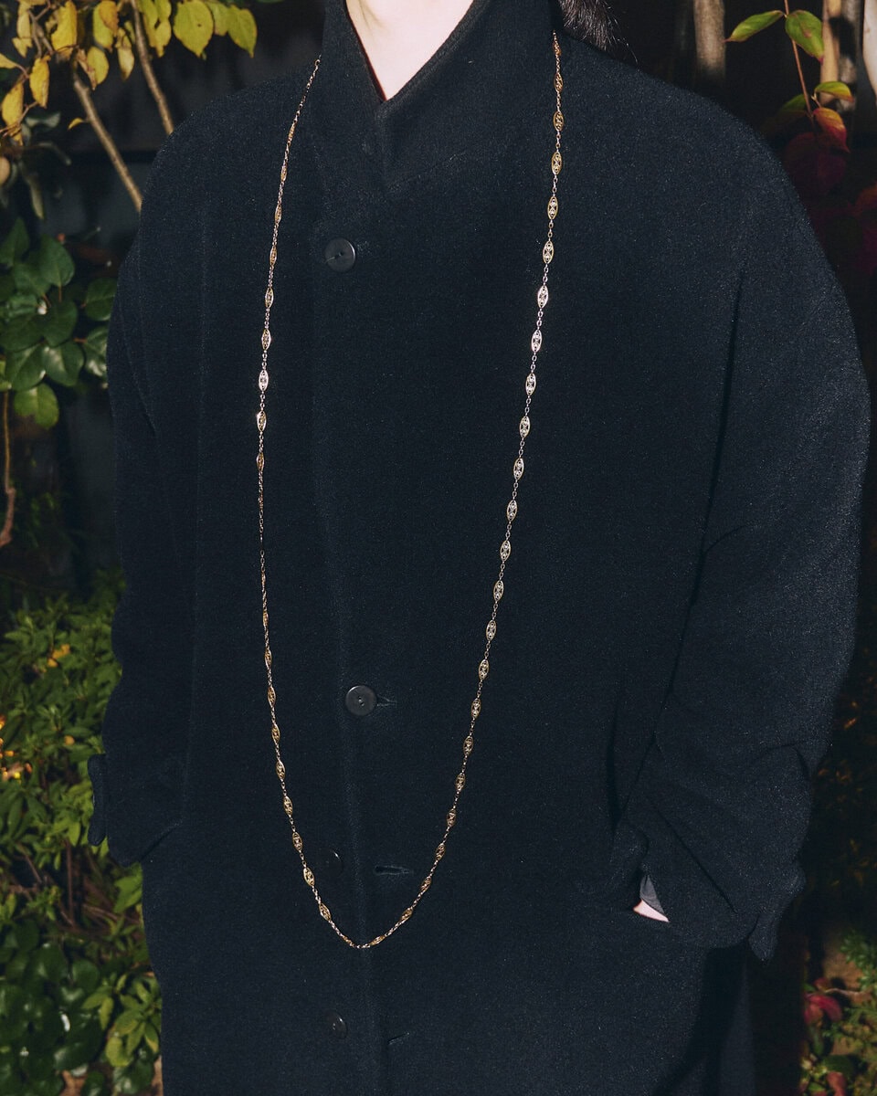 【スナップ】ネックレスをさらに際立たせるコートのボタン“全部閉め”