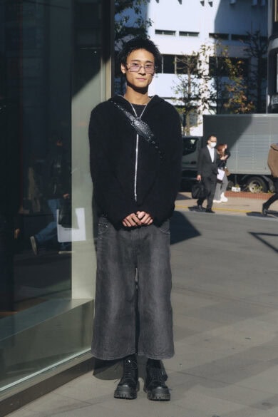 【スナップ】Aラインかつオールブラックコーデは冬の鉄板!ブーツなど小物はバレンシアガで揃えて