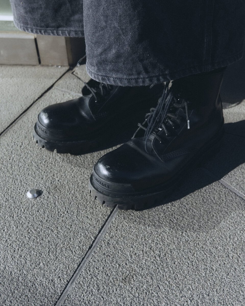 【スナップ】Aラインかつオールブラックコーデは冬の鉄板！ブーツなど小物はバレンシアガで揃えて