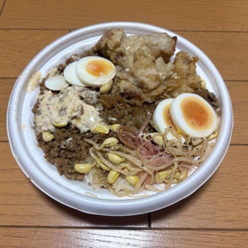 ニンニク背脂が決め手のから揚げ＆豚焼肉月見丼