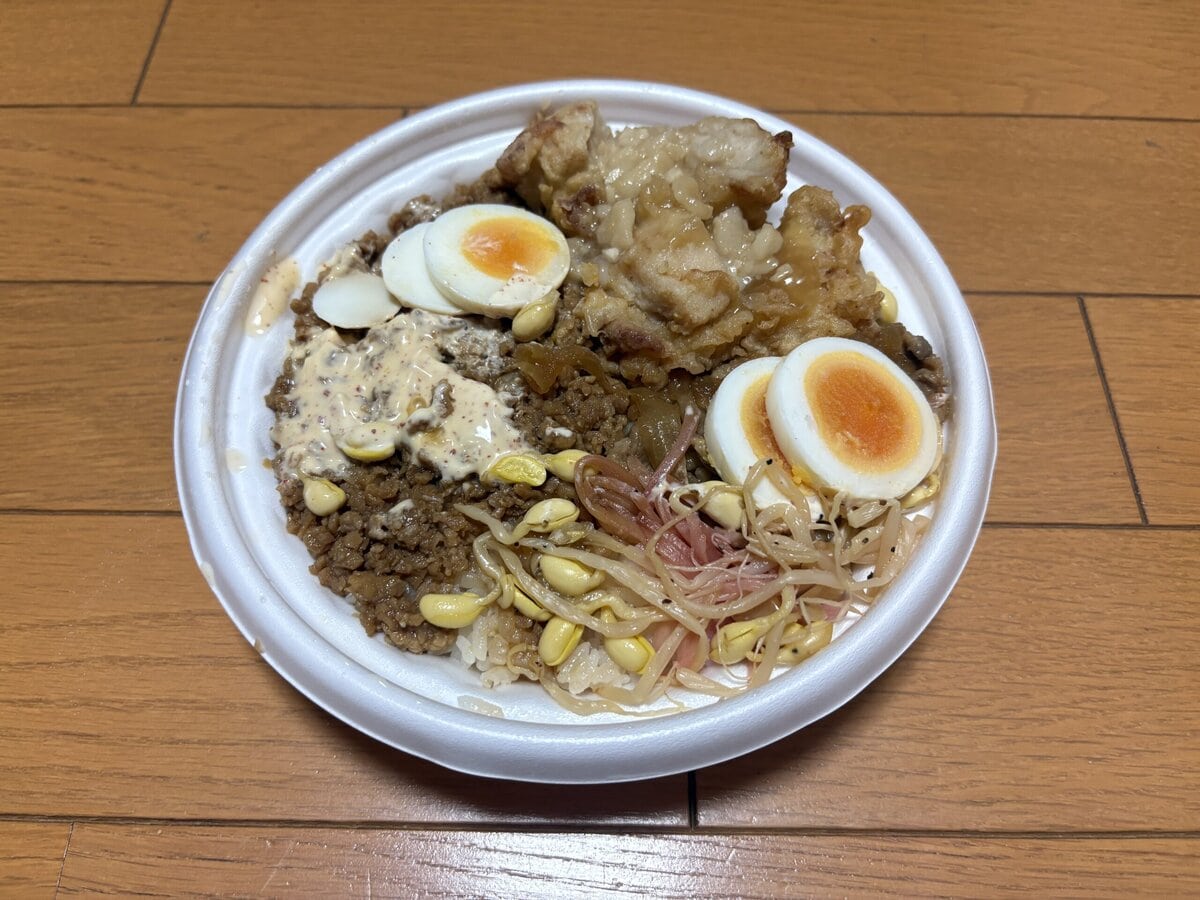 ニンニク背脂が決め手のから揚げ＆豚焼肉月見丼