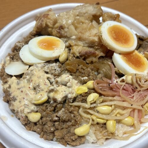 ニンニク背脂が決め手のから揚げ＆豚焼肉月見丼