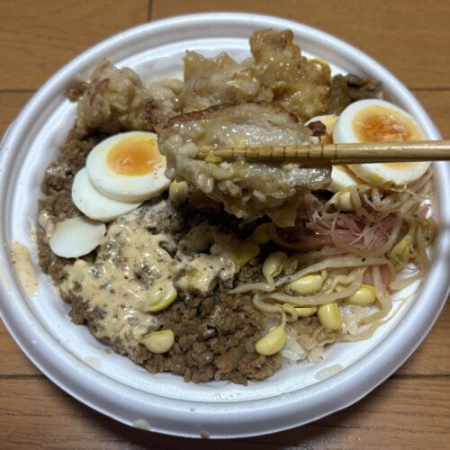 ニンニク背脂が決め手のから揚げ＆豚焼肉月見丼