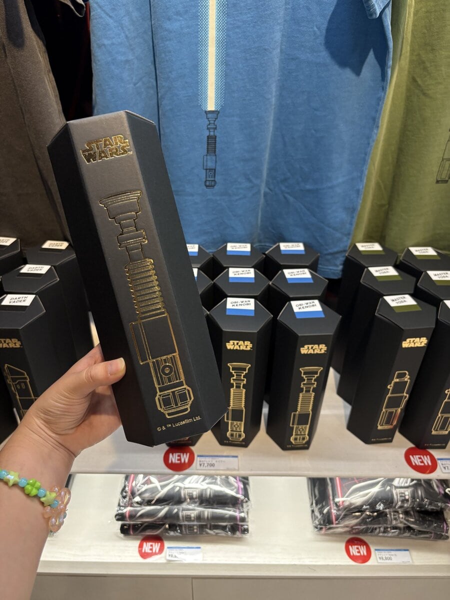 STAR WARSライトセーバーBOX入り 蓄光Tシャツ オビワン／ヨーダ／ダース・ベイダー