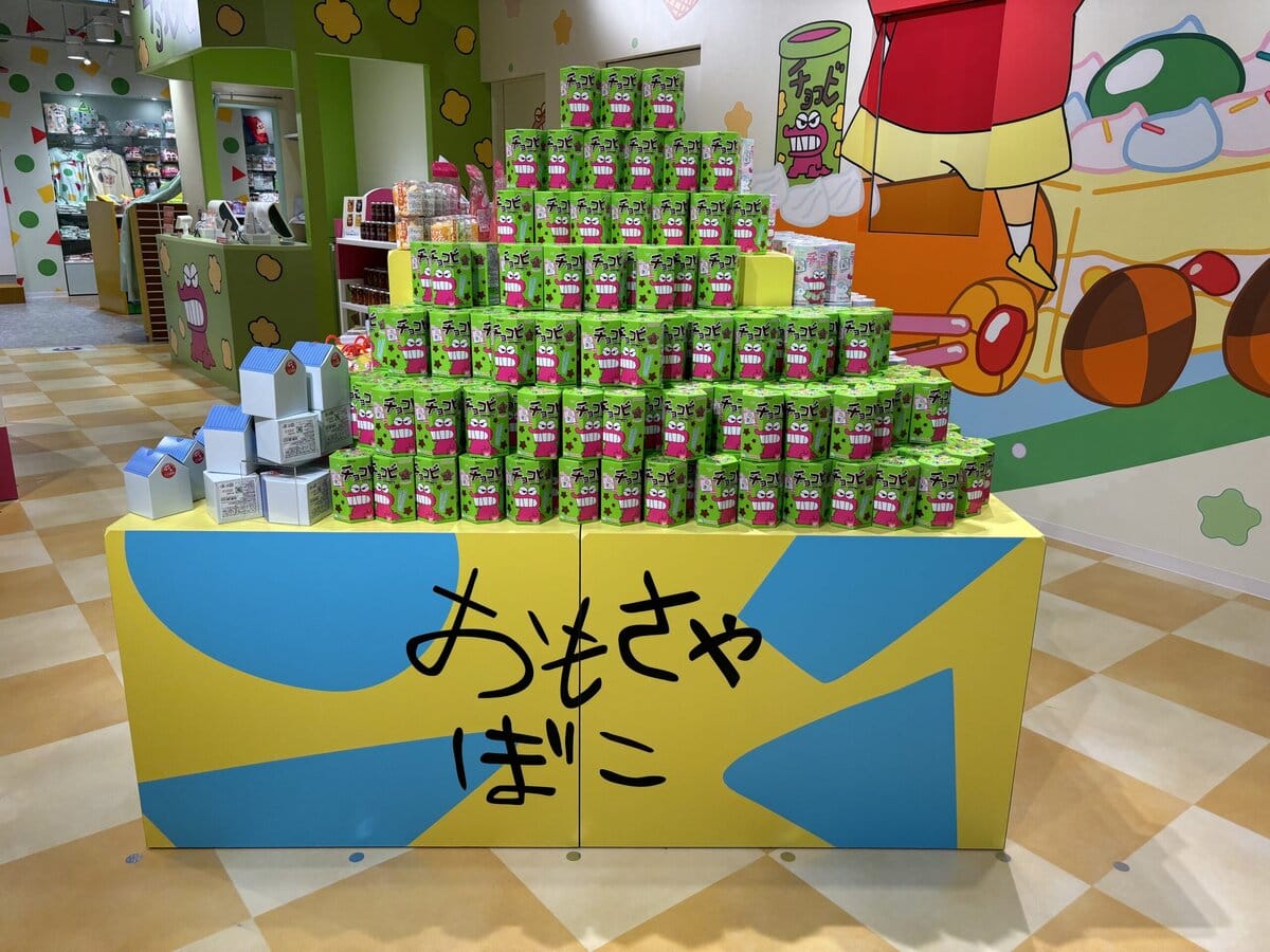 クレヨンしんちゃんオカシナもぐもぐワールド　陳列棚