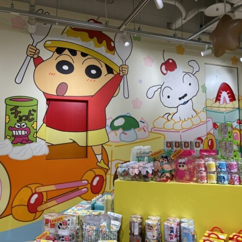 クレヨンしんちゃんオカシナもぐもぐワールド　新宿ショップ限定アートがあしらわれた壁画