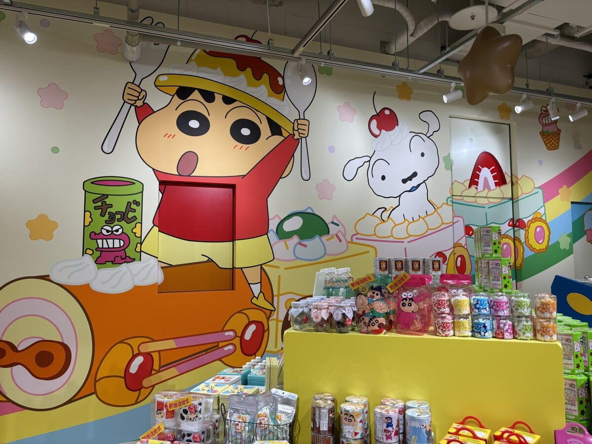 クレヨンしんちゃんオカシナもぐもぐワールド　新宿ショップ限定アートがあしらわれた壁画