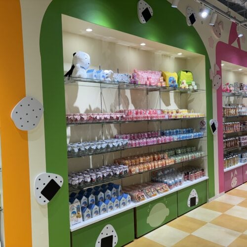 クレヨンしんちゃんオカシナもぐもぐワールド　陳列棚