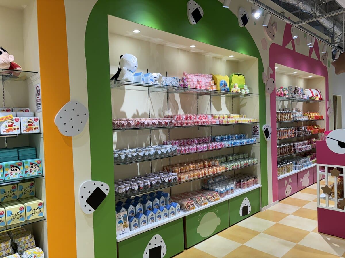 クレヨンしんちゃんオカシナもぐもぐワールド　陳列棚