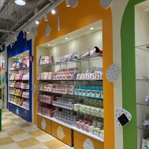 クレヨンしんちゃんオカシナもぐもぐワールド　陳列棚