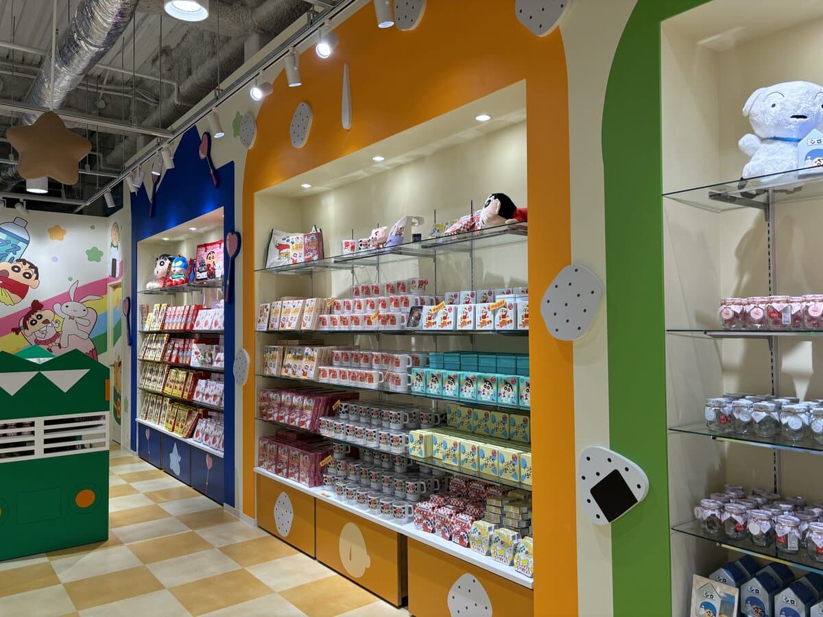 クレヨンしんちゃんオカシナもぐもぐワールド　陳列棚