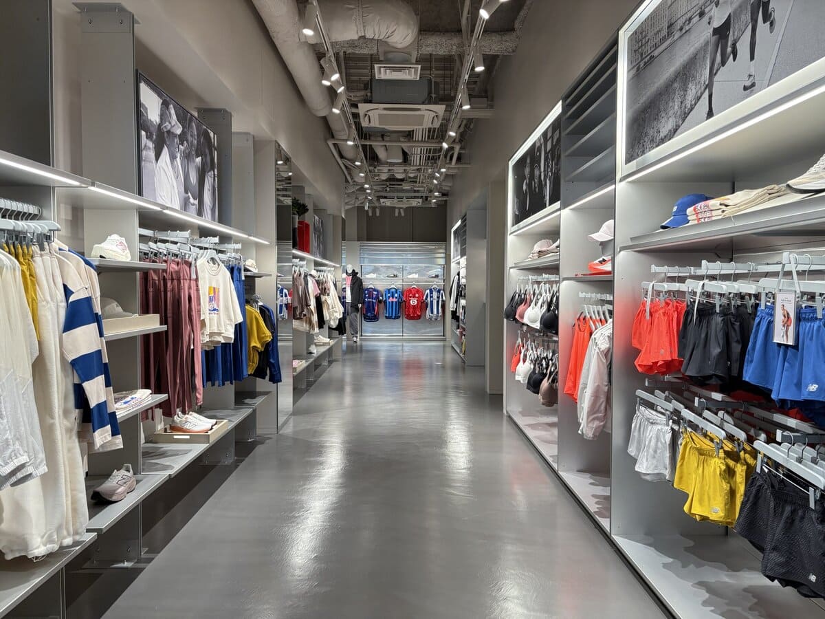 ニューバランス原宿 2階