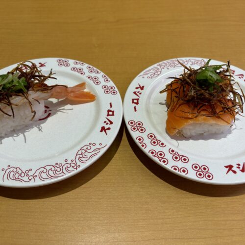 スシロー　左：マーラー風味赤えび揚げネギ添え　右：マーラー風味サーモン揚げネギ添え