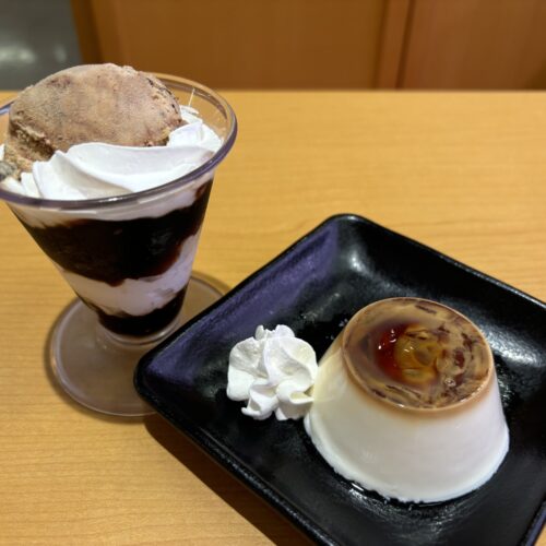 スシロー　左：クッキーアイスのコーヒードルチェ　右：パンナコッタ カラメルソース仕立て
