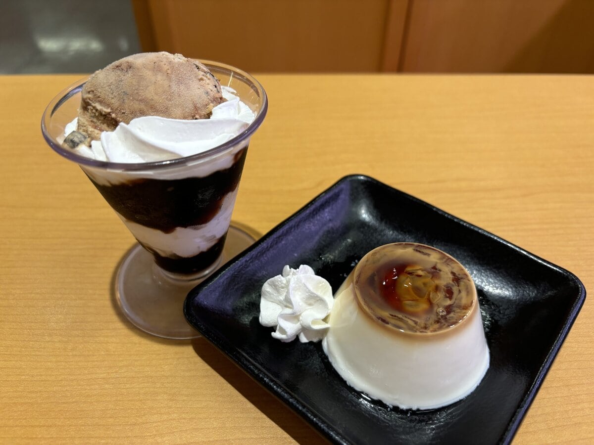 スシロー　左：クッキーアイスのコーヒードルチェ　右：パンナコッタ カラメルソース仕立て