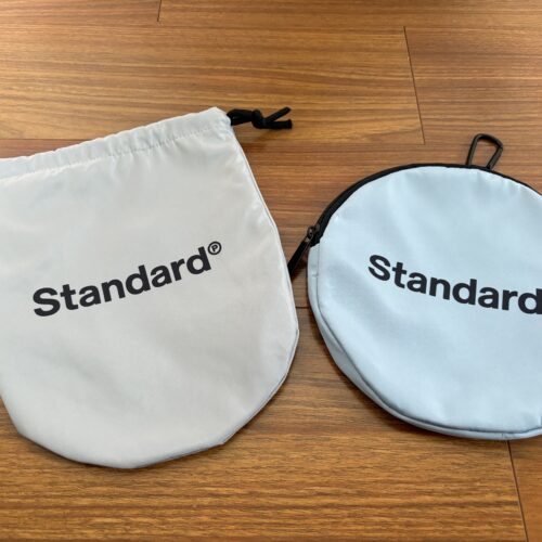 Standard Products　左：クールリングが入るアルミ巾着 グレー／右：クールリングが入るアルミポーチ ブルー