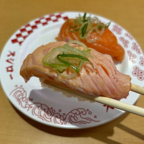 スシロー　青森産生サーモン食べ比べ／焦がし醤油（直火炙り）