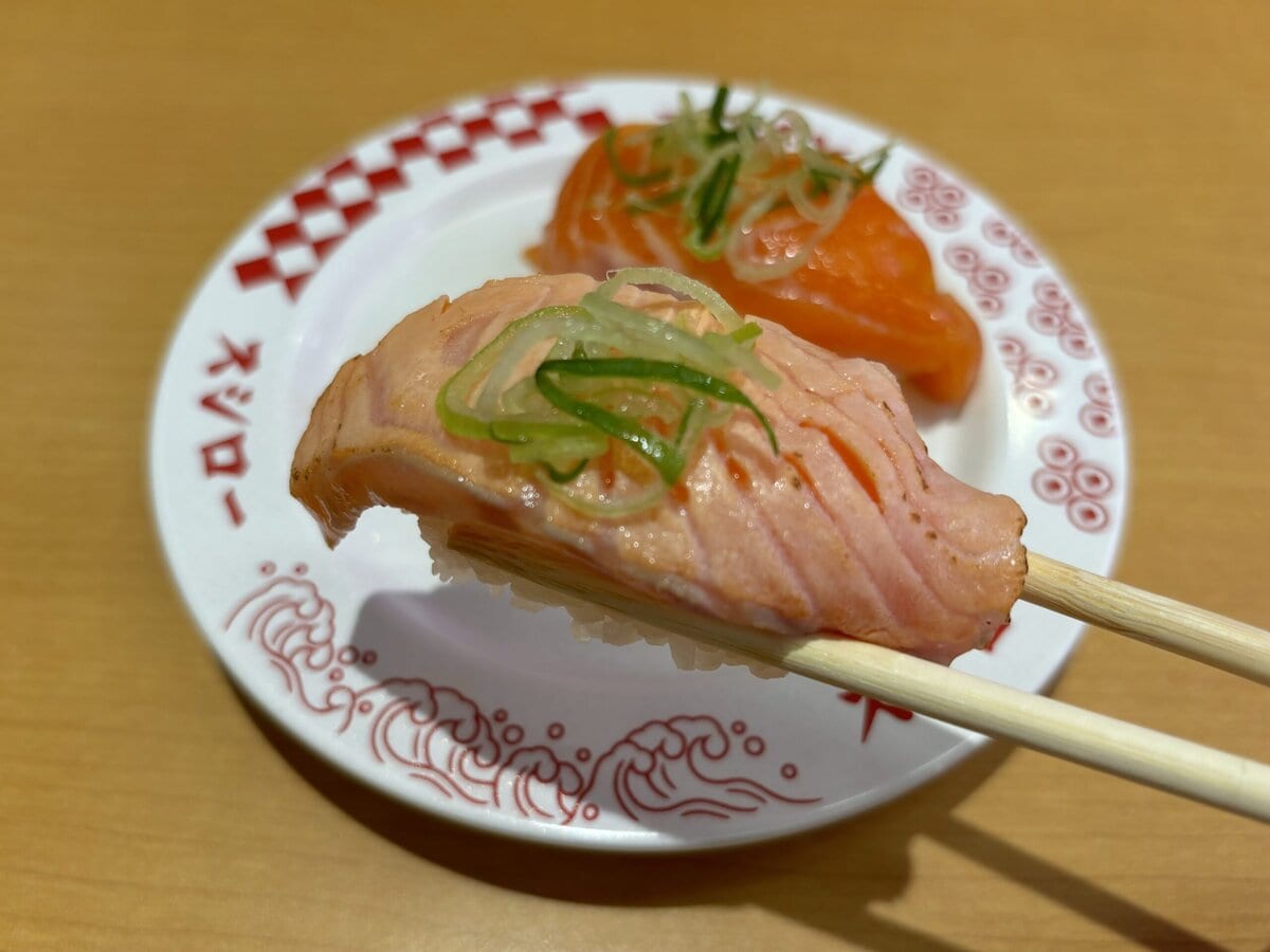 スシロー　青森産生サーモン食べ比べ／焦がし醤油（直火炙り）