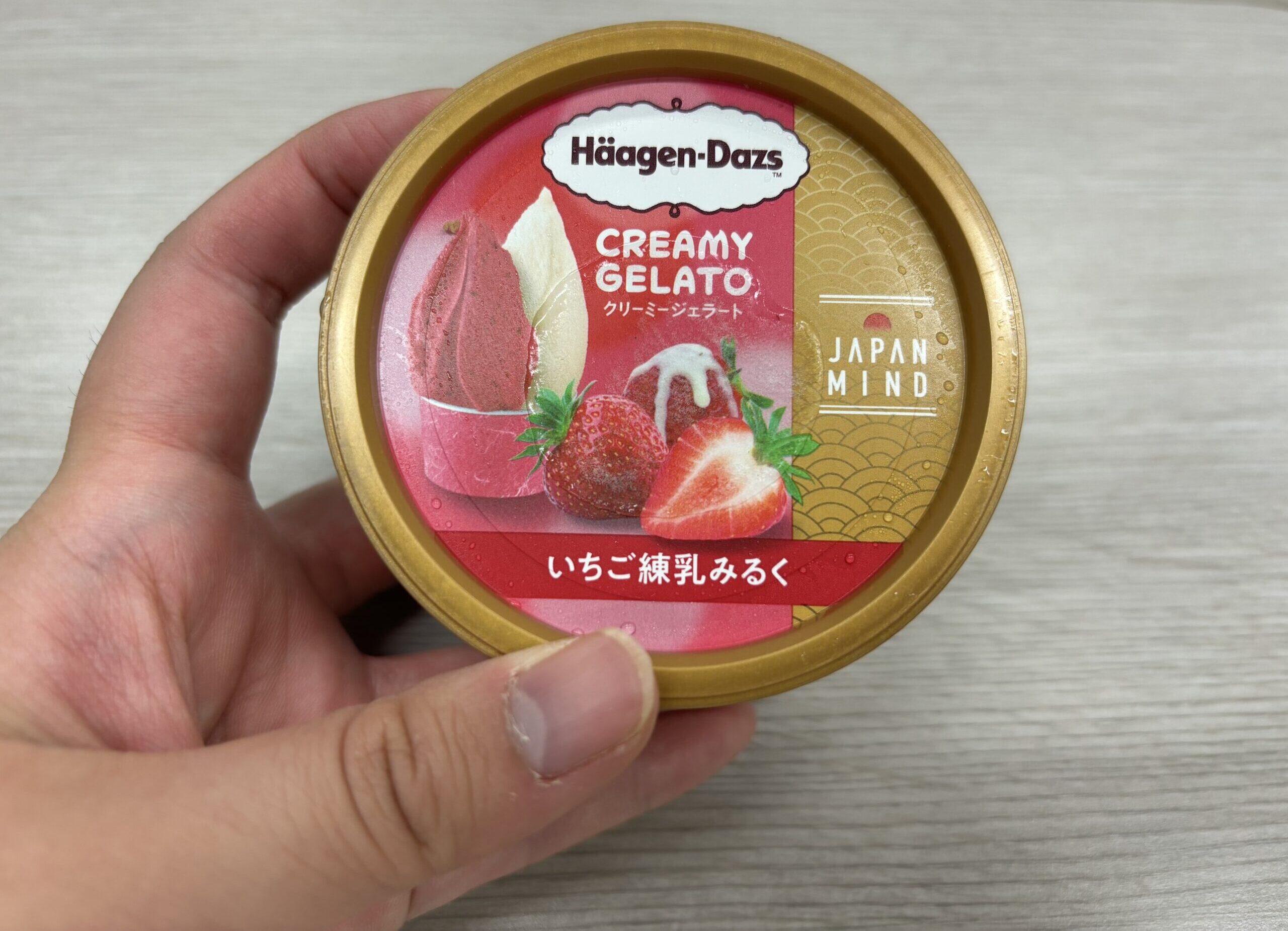 ハーゲンダッツ　ミニカップ CREAMY GELATO『いちご練乳みるく』　
