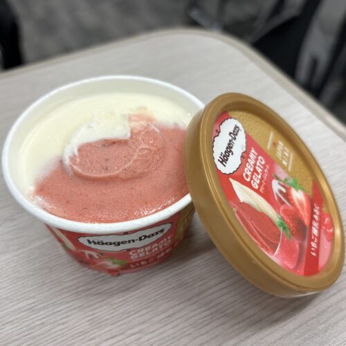 ハーゲンダッツ　ミニカップ CREAMY GELATO『いちご練乳みるく』　