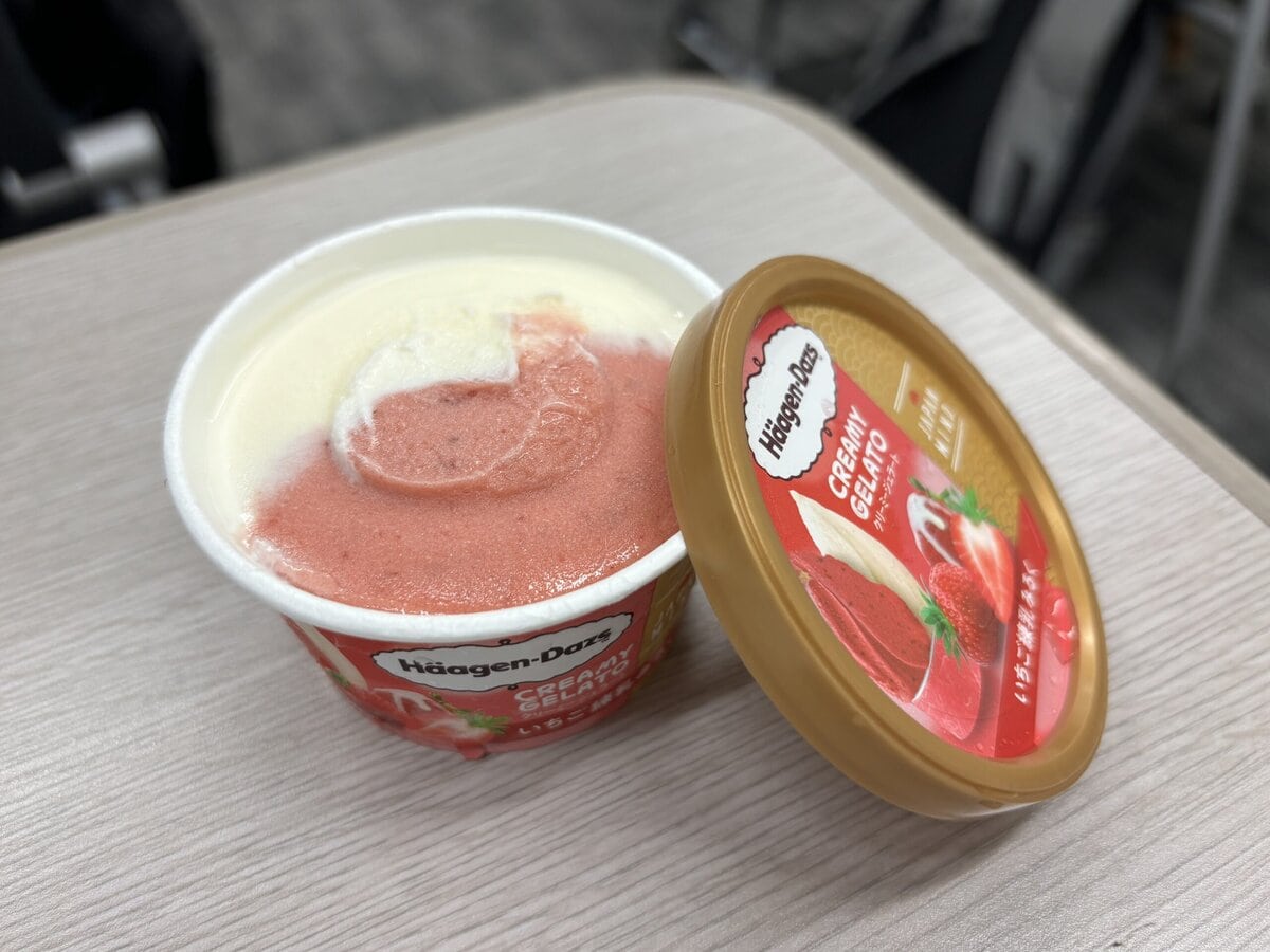 ハーゲンダッツ　ミニカップ CREAMY GELATO『いちご練乳みるく』　
