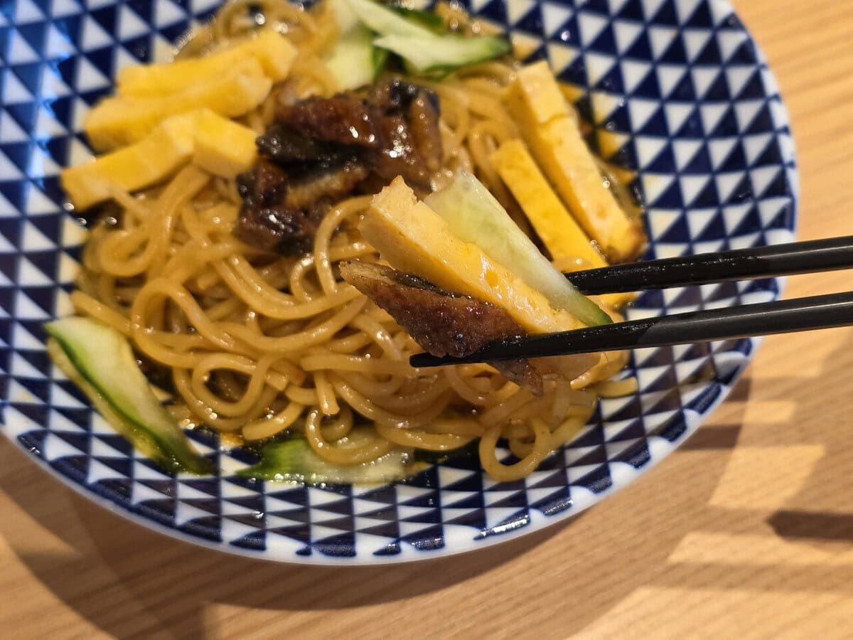 杉玉　食べたら虜になる、うなぎのピリ辛まぜそば