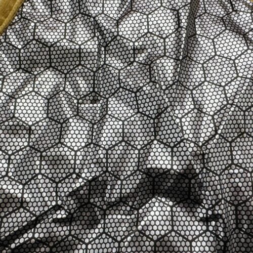 シルバーの面がグラフェン素材