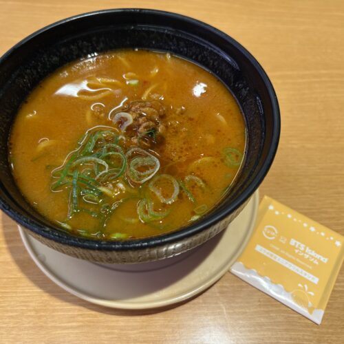 スシロー　挑戦！旨辛ミンチラーメン BTS Island:インザソムコラボ限定ミニアクスタ付き