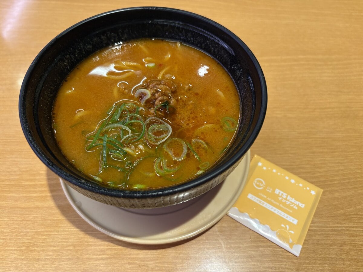 スシロー　挑戦！旨辛ミンチラーメン BTS Island:インザソムコラボ限定ミニアクスタ付き