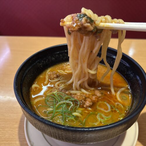スシロー　挑戦！旨辛ミンチラーメン BTS Island:インザソムコラボ限定ミニアクスタ付き