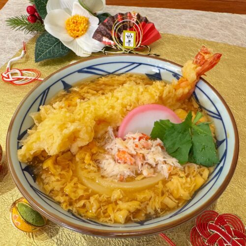 蟹×特大海老の「紅白」うどんが贅沢すぎてヤバイ……新春限定の「年明けうどん」で最高の2026年を迎えよう！
