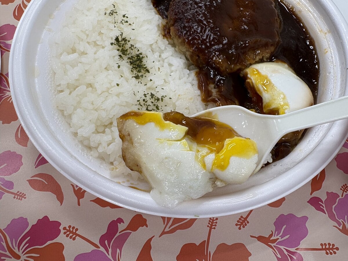 ファミリーマート　Kona's Coffee監修 グレイビーソースとビーフハンバーグのロコモコ