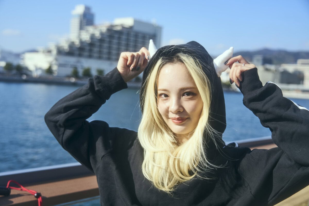 BABYMONSTERファンのライブファッションがすごかった！「HOT SAUCE」なりきり多発のMONSTIEZスナップを神戸ファイナルで敢行