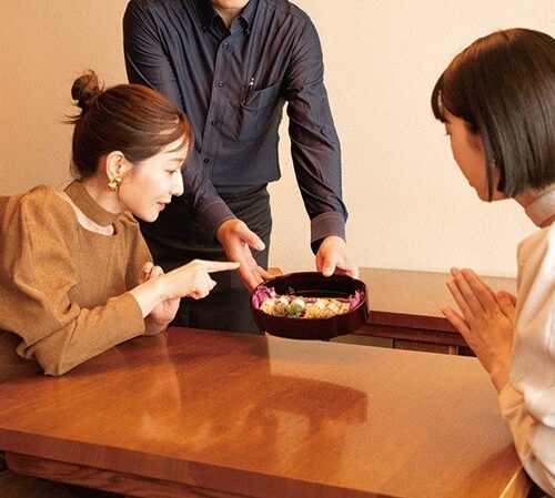 おしゃれな女性と子供が和菓子を喜んで楽しむ家庭のシーン.