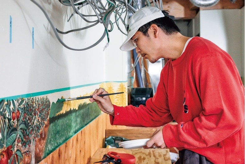 日本橋・小伝馬町の人気スイーツショップGRANDPAの2店目の塗装を手掛けるペインターの茂田雅弘さん