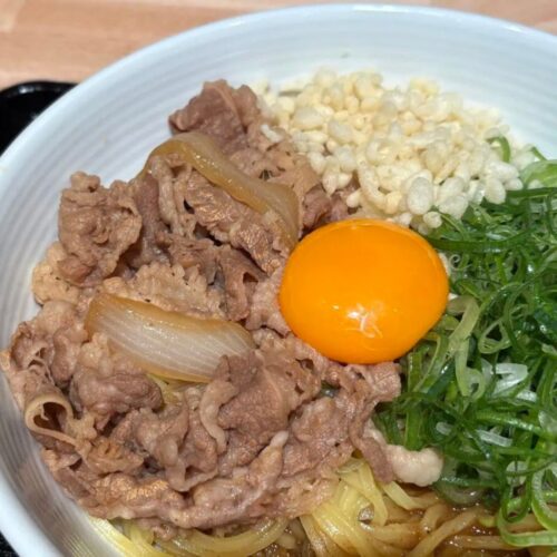 【吉野家】初の“ラーメン”がウマすぎた… 麺×牛肉×にんにくの暴力が中毒性しかない件